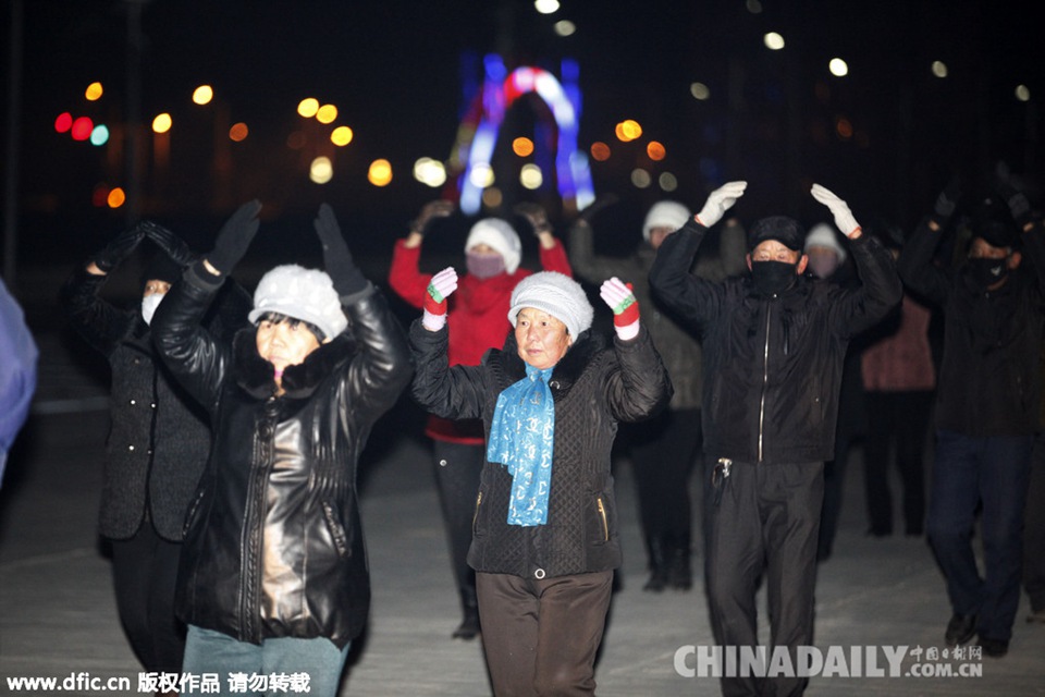 黑龙江大妈全副武装跳广场舞应对雾霾