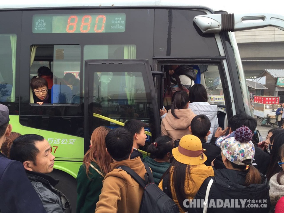 北京880路公交早高峰拥挤乱成一锅