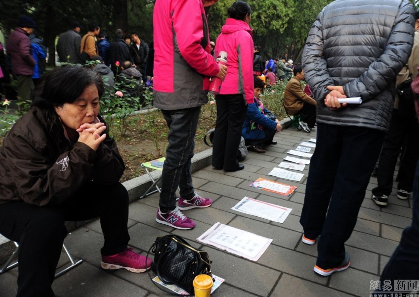 北京千名家长“举牌”为子女选对象