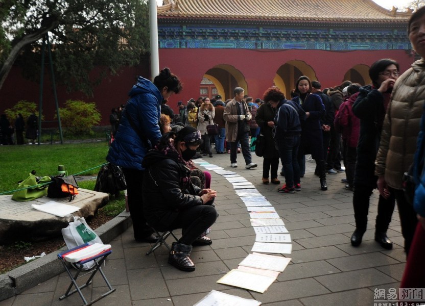 北京千名家长“举牌”为子女选对象