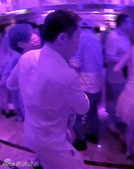 明星醉酒后百态 扇巴掌索吻送抱睡断片