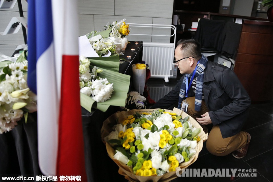 中国多地地标亮法兰西色 民众悼念巴黎恐袭遇难者