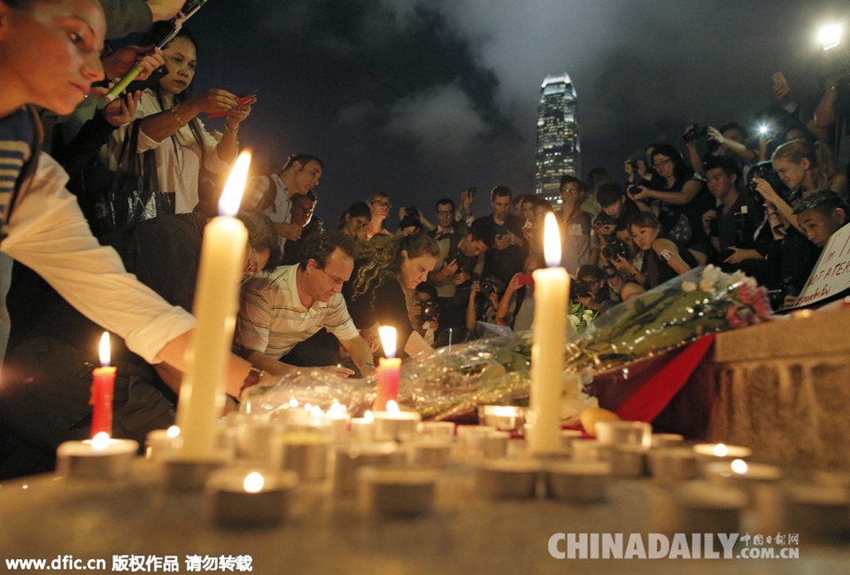中国多地地标亮法兰西色 民众悼念巴黎恐袭遇难者