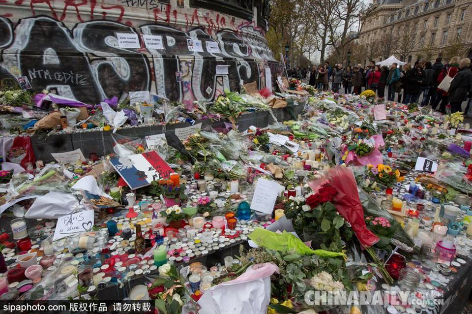 法国巴黎一分钟默哀仪式 民众相拥痛哭