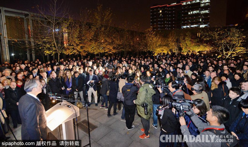 北京：民众聚集法国使馆前悼念巴黎恐袭遇难者