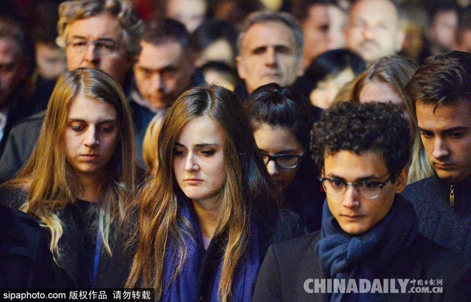 北京：民众聚集法国使馆前悼念巴黎恐袭遇难者