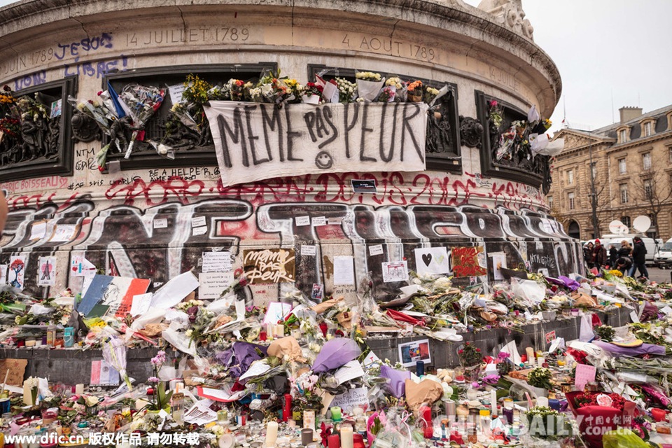 巴黎共和广场贴满纪念卡片 悼念恐袭遇难者
