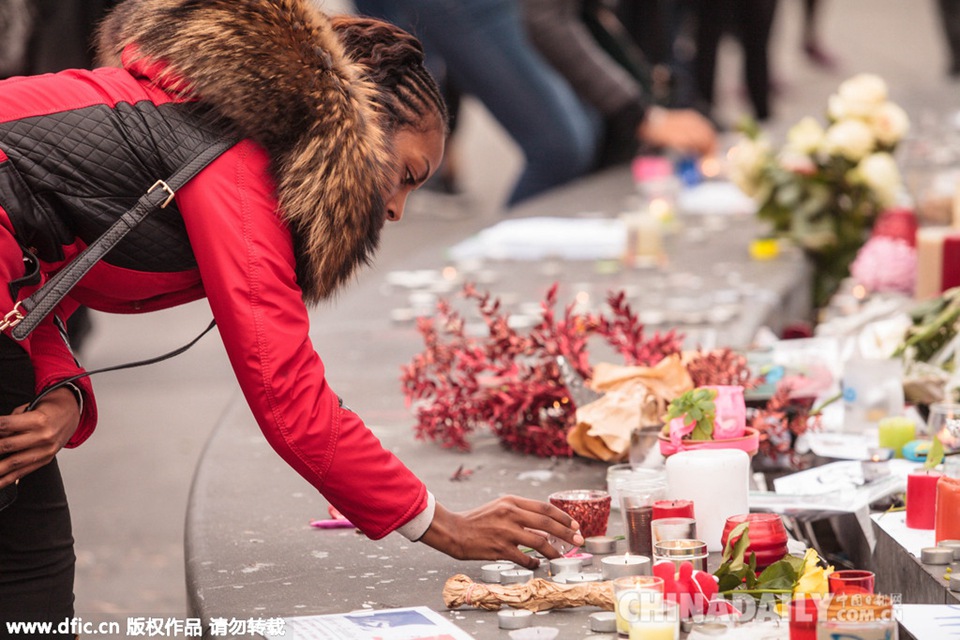 巴黎共和广场贴满纪念卡片 悼念恐袭遇难者