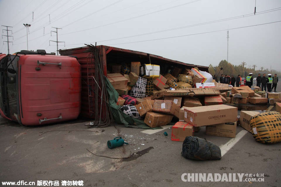 河南许昌一物流运输车侧翻 “双十一”货物洒落满地