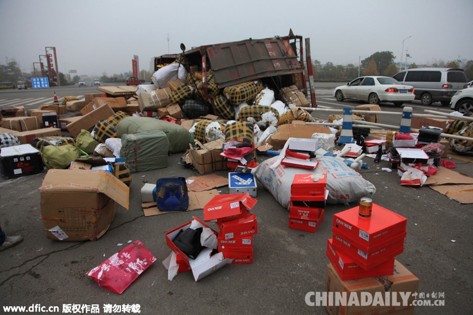 河南许昌一物流运输车侧翻 “双十一”货物洒落满地