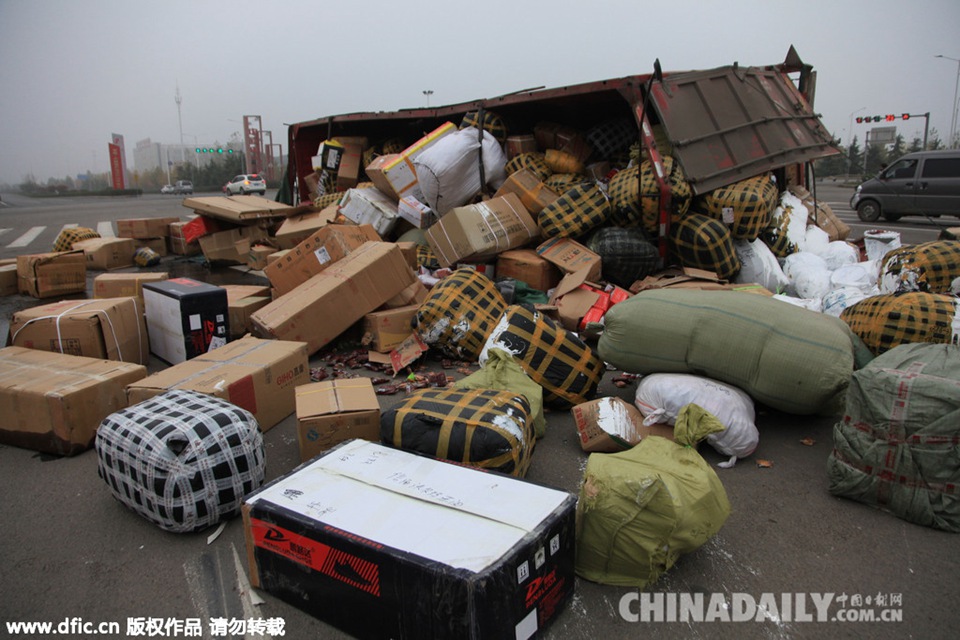 河南许昌一物流运输车侧翻 “双十一”货物洒落满地