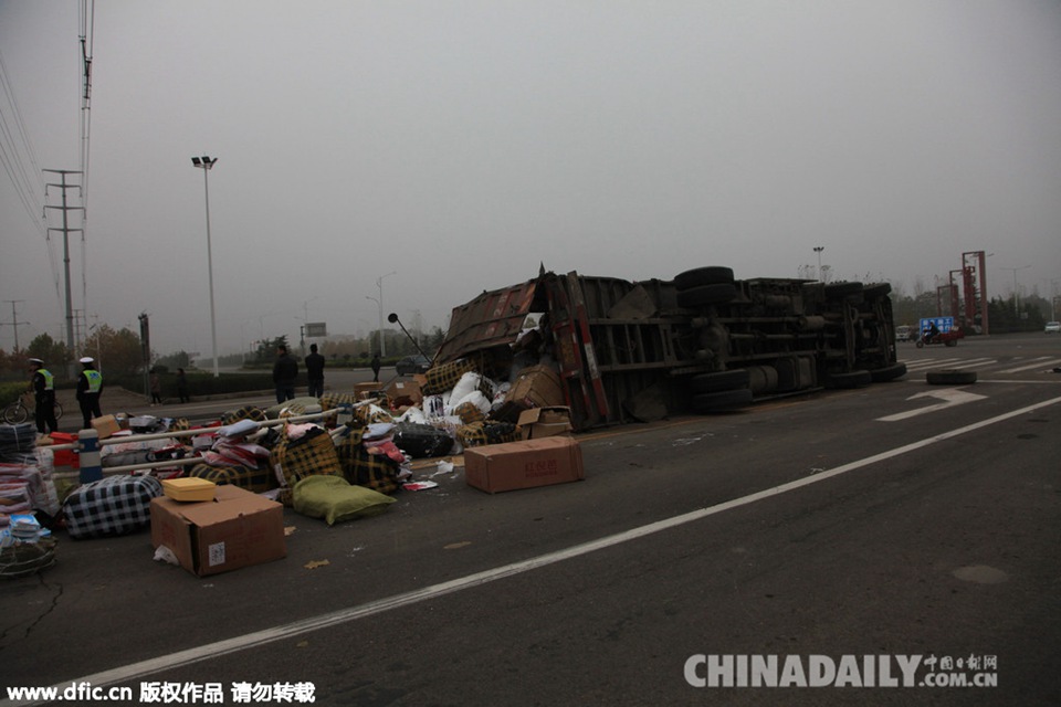 河南许昌一物流运输车侧翻 “双十一”货物洒落满地