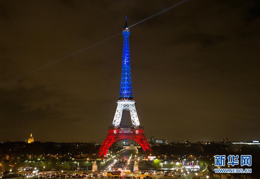 巴黎埃菲尔铁塔点亮红白蓝三色灯