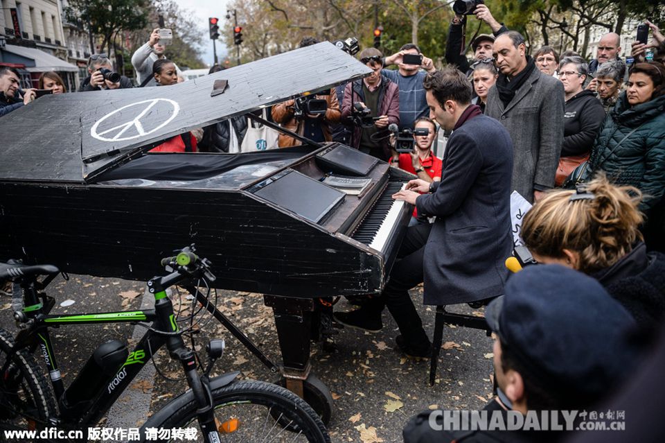 钢琴家在巴黎恐袭现场演奏列侬名曲