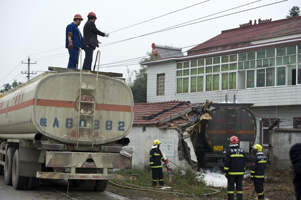 安徽一槽罐车冲进民房 29吨危化品险泄漏