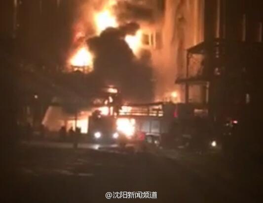 辽宁抚顺化工厂爆炸起火 附近居民楼晃动