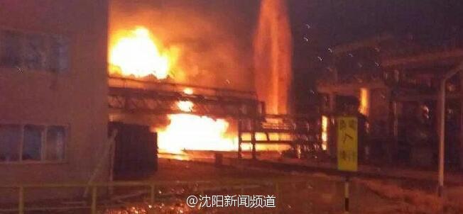 辽宁抚顺化工厂爆炸起火 附近居民楼晃动