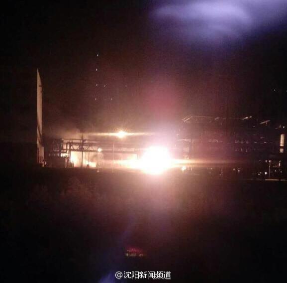 辽宁抚顺化工厂爆炸起火 附近居民楼晃动