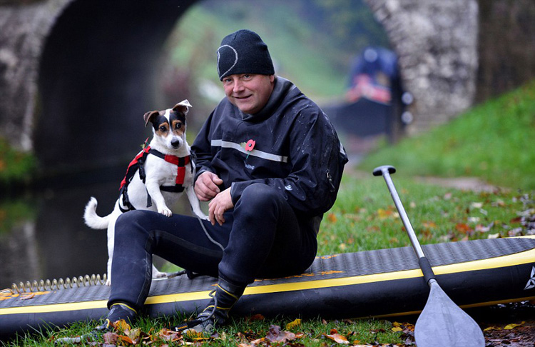 英国小猎犬跟随主人环游欧洲