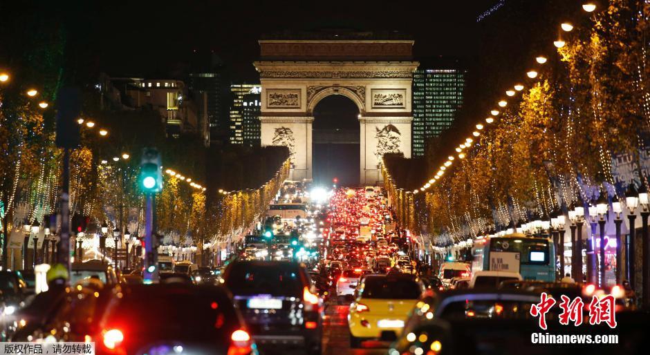巴黎香榭丽舍大街点亮圣诞彩灯