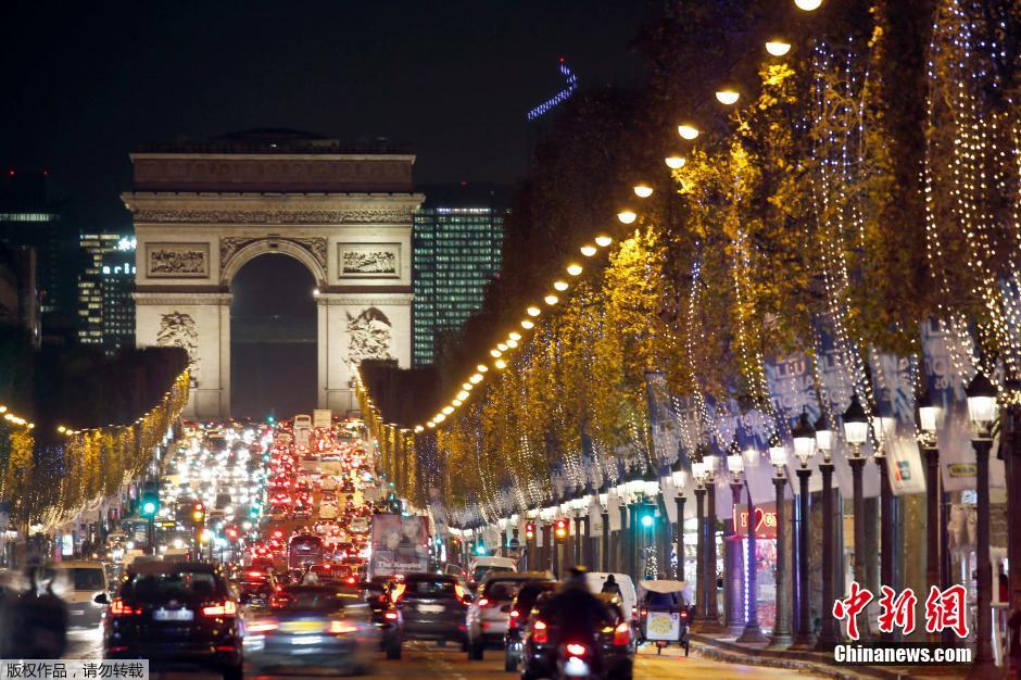 巴黎香榭丽舍大街点亮圣诞彩灯