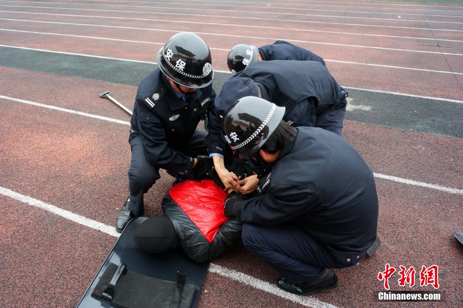 湖北一高校举行反恐演练