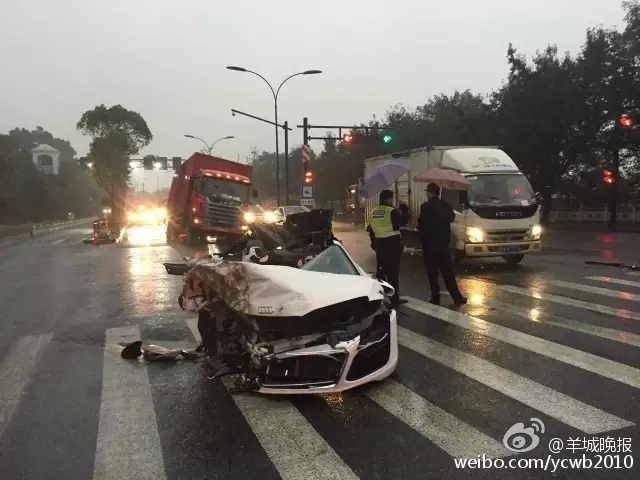 豪华跑车将货车车轮撞飞 副驾美女一脸血