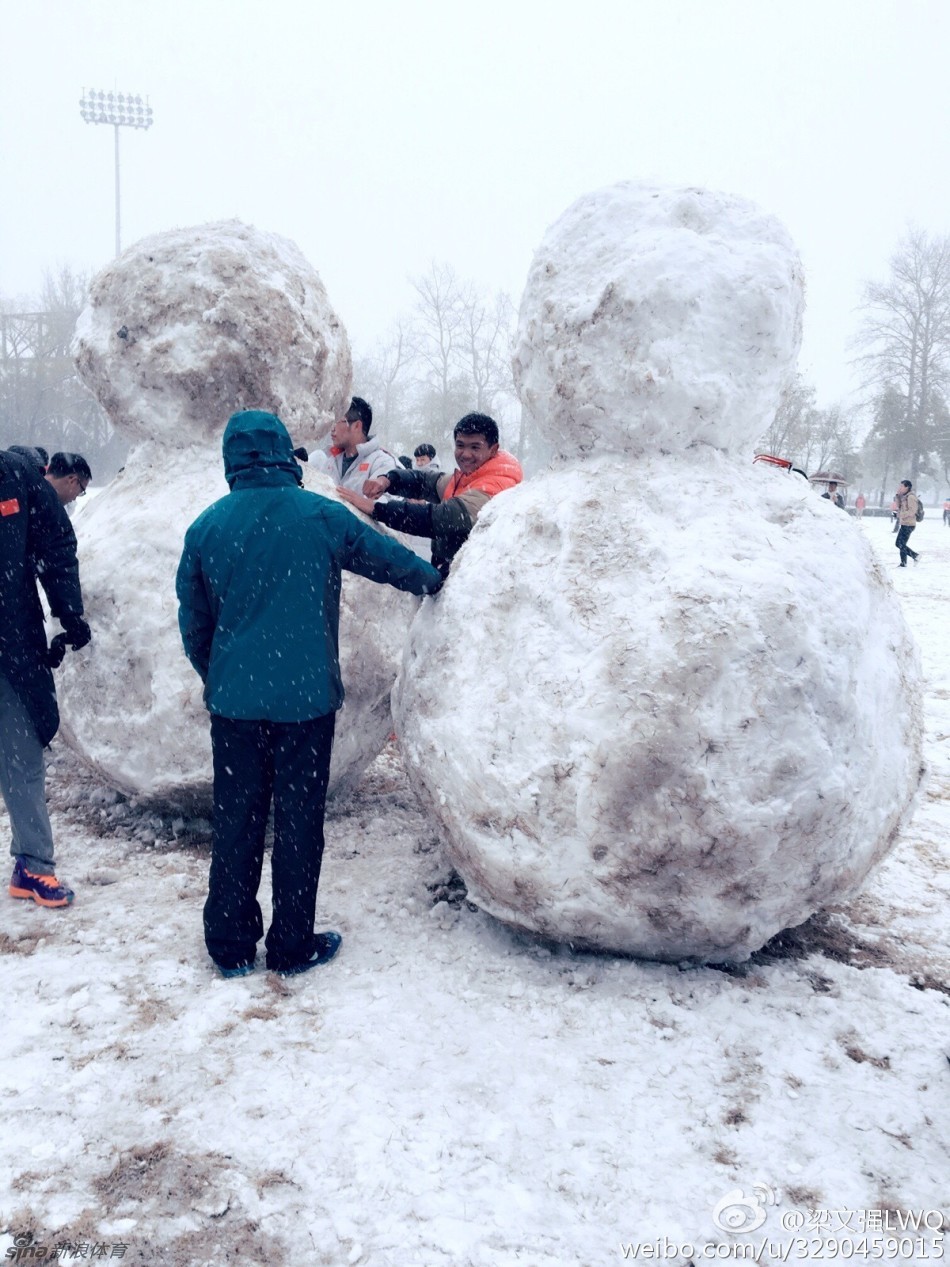 北体大学生操场堆巨型雪人 引众人围观