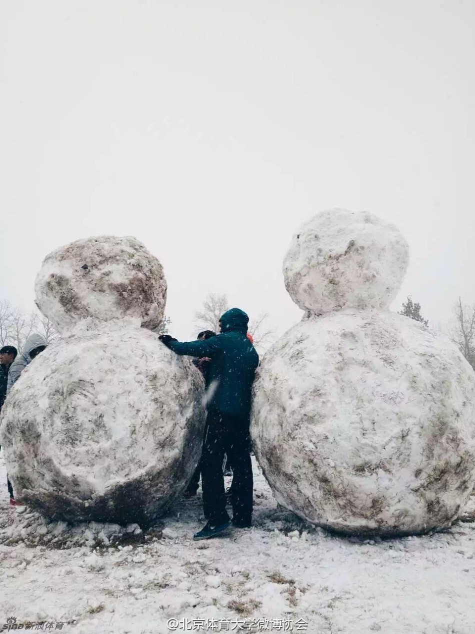 北体大学生操场堆巨型雪人 引众人围观