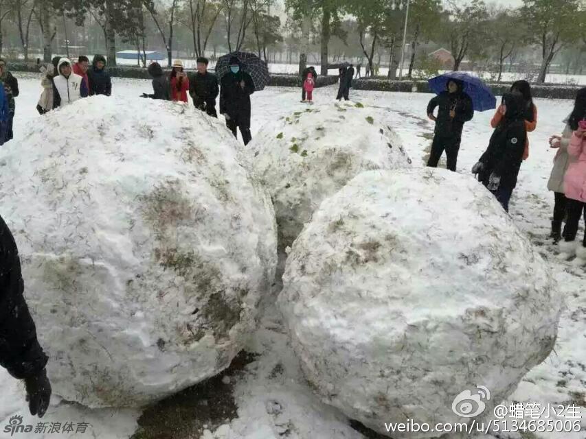 北体大学生操场堆巨型雪人 引众人围观