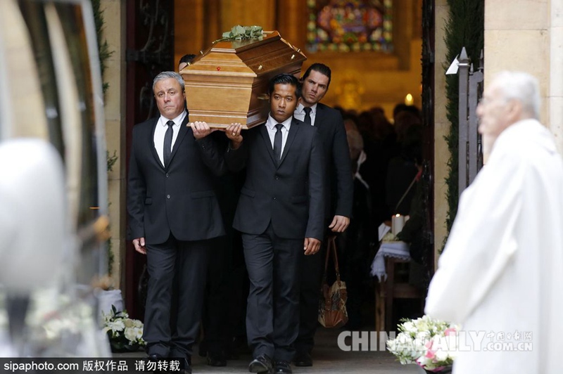 巴黎恐袭事件遇难者葬礼仪式举行