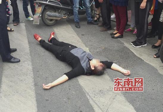 福建一妇女闯红灯被拦 为逃处罚跪地上躺马路