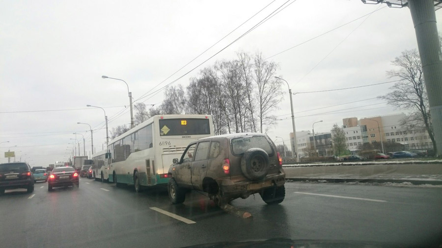 俄罗斯“最牛破车”：只剩仨轮“拄拐”上路
