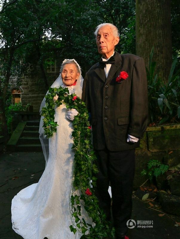 跨越70年 重庆老兵夫妇同一地点拍婚纱照[1]