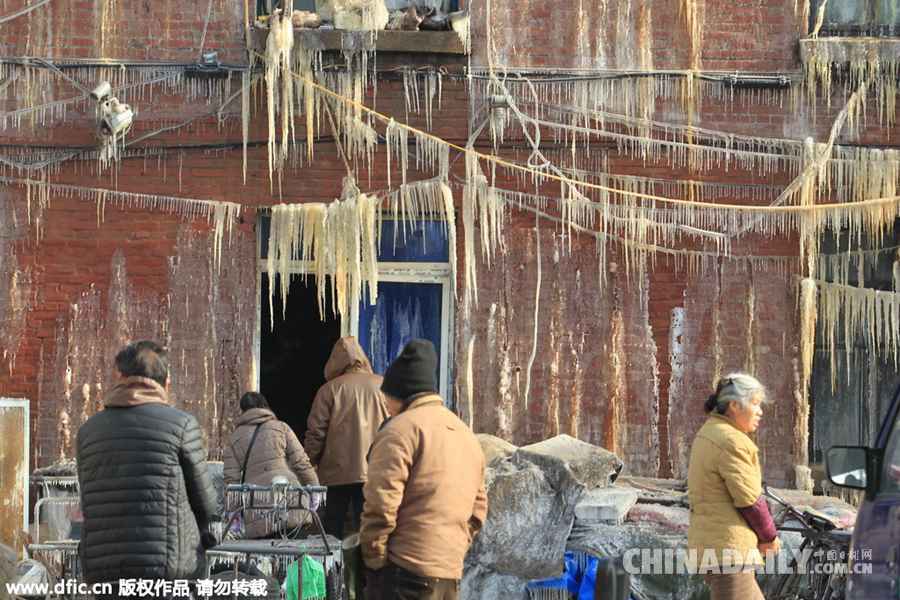沈阳“大帅府”北侧老楼失火 场景堪比电影《后天》