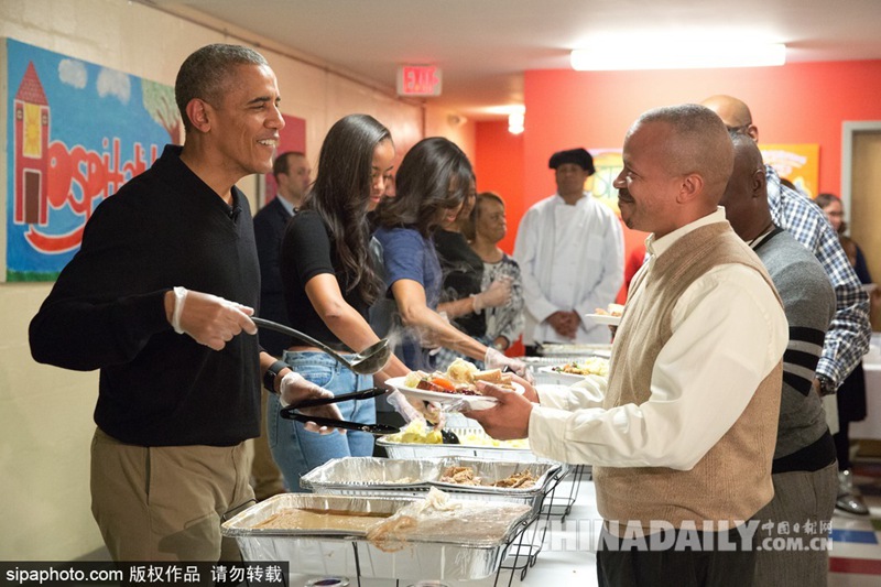 奥巴马偕妻女亲自掌勺分发感恩节晚餐