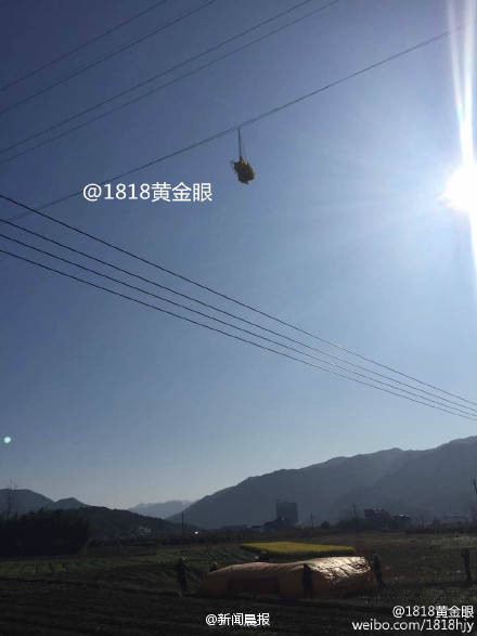 浙江一男子玩滑翔伞被挂高压线上