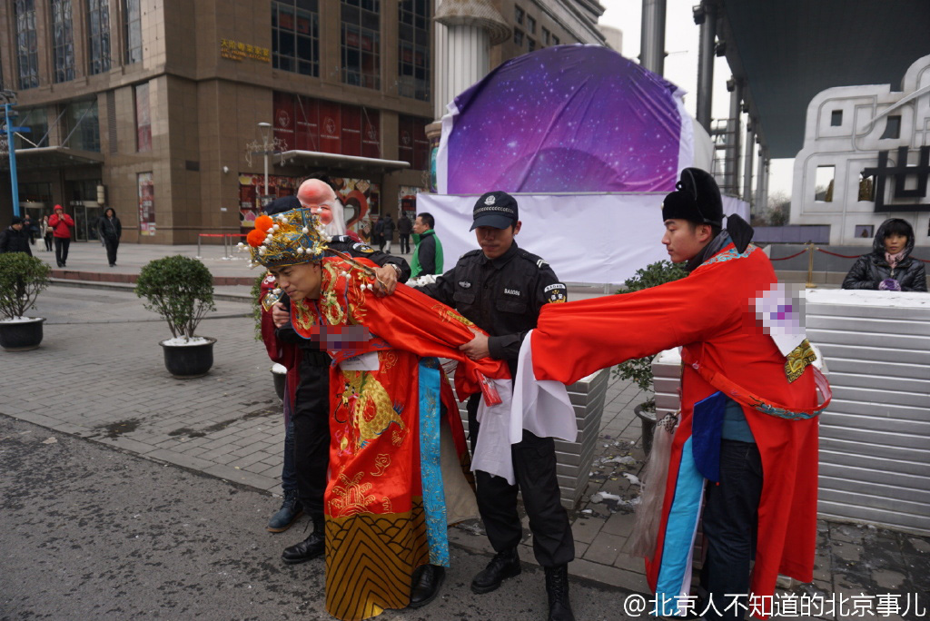 【现场】北京世贸天阶,几个扮演财神的人在发红包,发着发着就被赶来