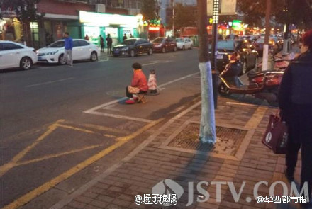 南京一对老夫妻轮流坐车位里 防止孩子车位被占