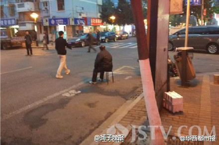 南京一对老夫妻轮流坐车位里 防止孩子车位被占