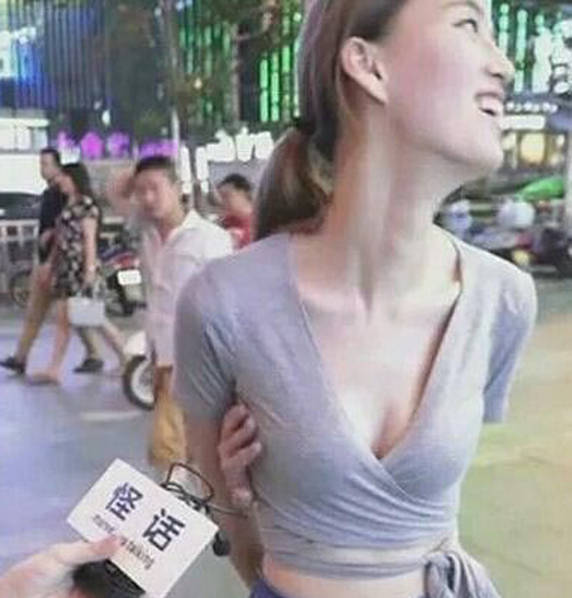网上掀起新一轮反手摸胸比赛 众美女晒照齐参与