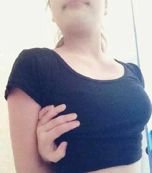 网上掀起新一轮反手摸胸比赛 众美女晒照齐参与