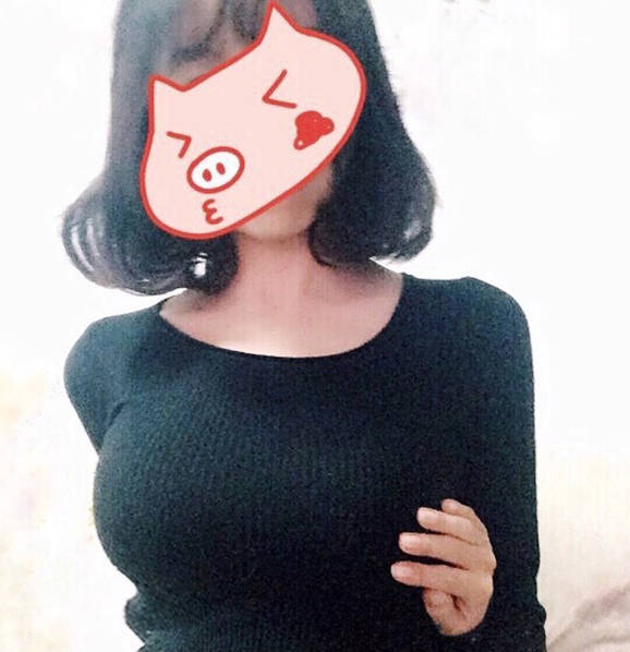 网上掀起新一轮反手摸胸比赛 众美女晒照齐参与