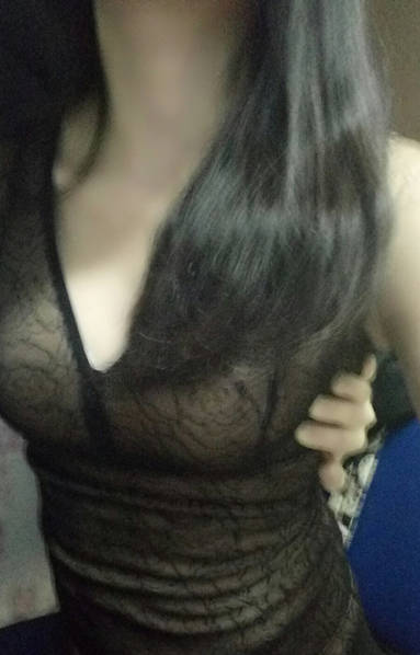 网上掀起新一轮反手摸胸比赛 众美女晒照齐参与