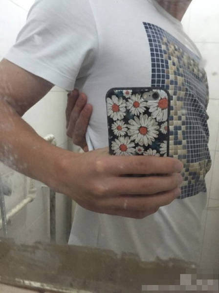 网上掀起新一轮反手摸胸比赛 众美女晒照齐参与