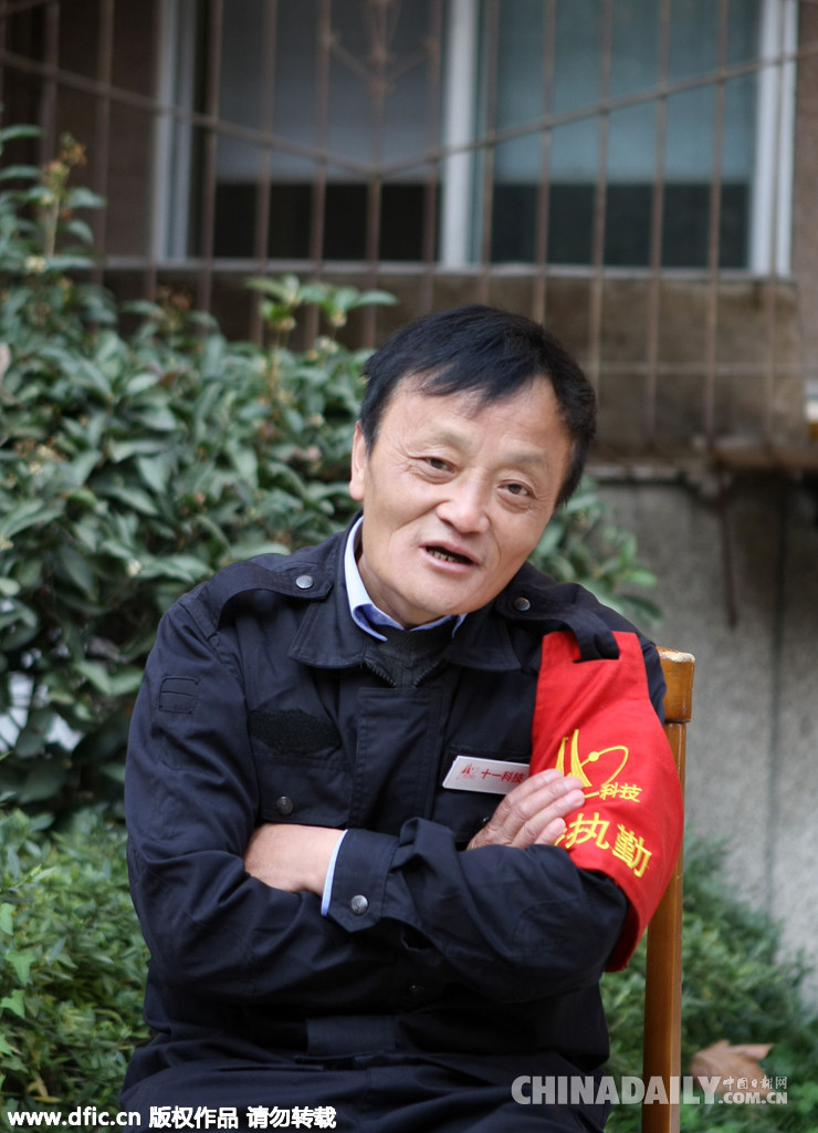 成都一小区门卫酷似马云走红 笑称比马云好看