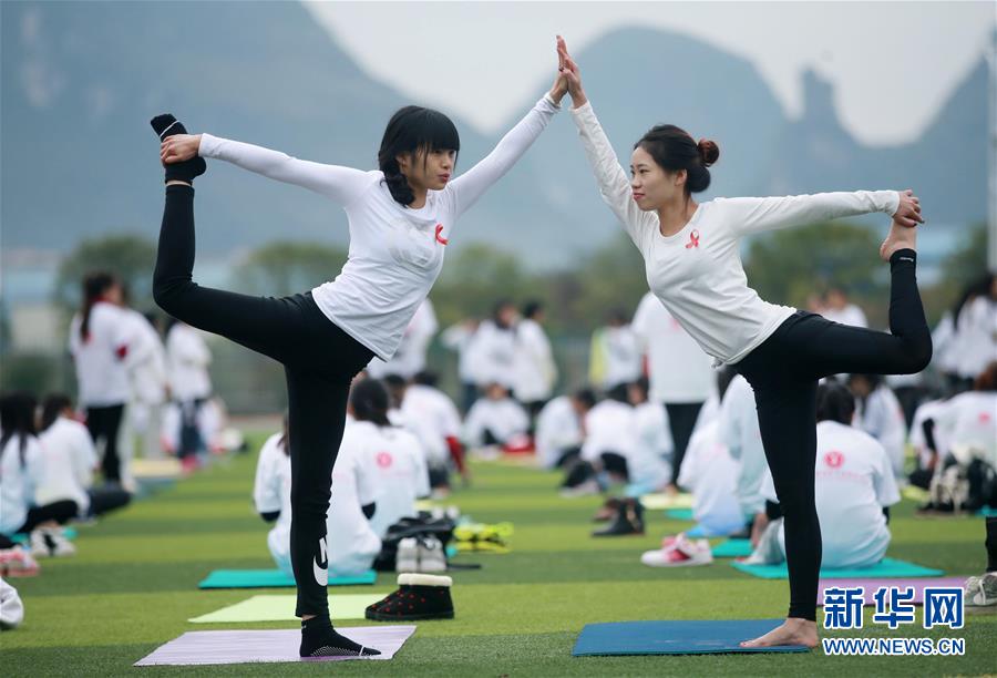 广西桂林千人瑜伽宣传“防艾”