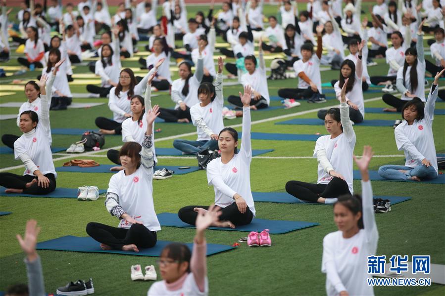 广西桂林千人瑜伽宣传“防艾”
