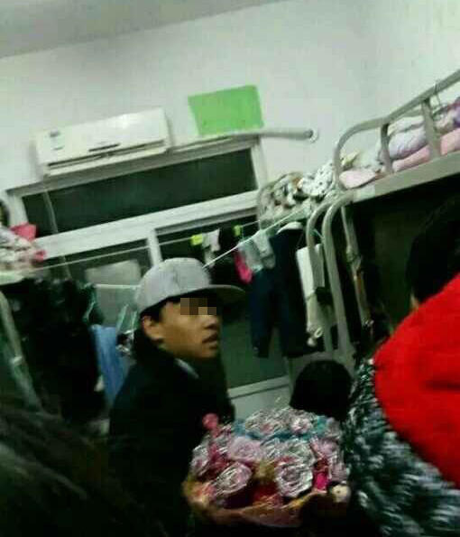 男生闯女生宿舍表白 朝不穿衣服女生大喊