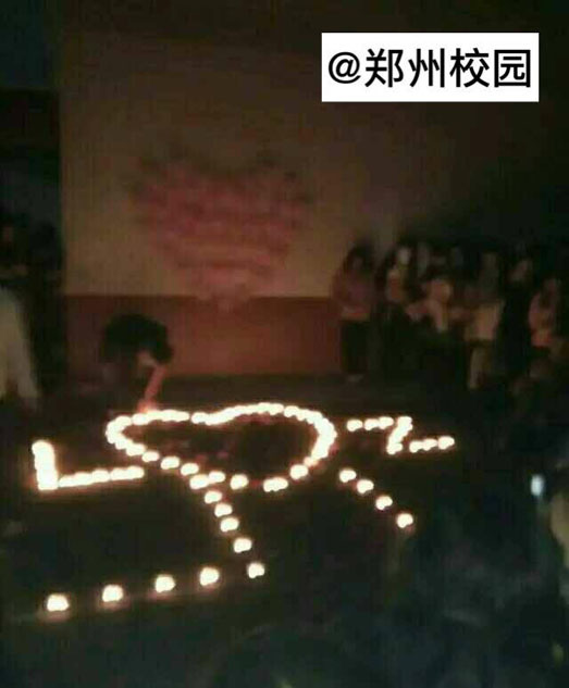 男生闯女生宿舍表白 朝不穿衣服女生大喊